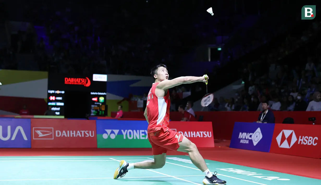 <p>Tunggal putra China, Lu Guang Zu berusaha mengembalikan bola saat menghadapi wakil Indonesia, Jonatan Christie pada laga babak 32 besar Indonesia Masters 2024 di Istora Senayan, Jakarta, Rabu (24/1/2024). Lu Guang Zu menang rubber game 19-21, 21-19 dan 21-19. (Bola.com/M Iqbal Ichsan)</p>