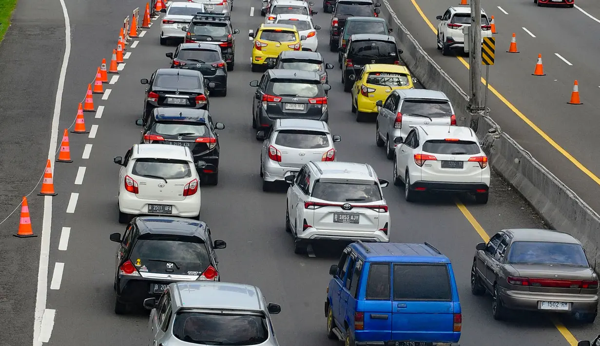 <p>Rekayasa arus lalu lintas untuk mengurai kemacetan kendaraan bermotor di kawasan puncak dan sekitarnya saat libur Idul Fitri 1445 Hijriah. (merdeka.com/Arie Basuki)</p>