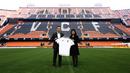 Mantan Pemain Manchester United, Gary Neville (kiri) berfoto bersama salah satu pemilik Klub Valencia, Lay Hoon Chan pada acara perkenalan sebagai pelatih di Stadion Mestalla, Kamis (3/12/2015).  (AFP Photo/Jose Jordan)