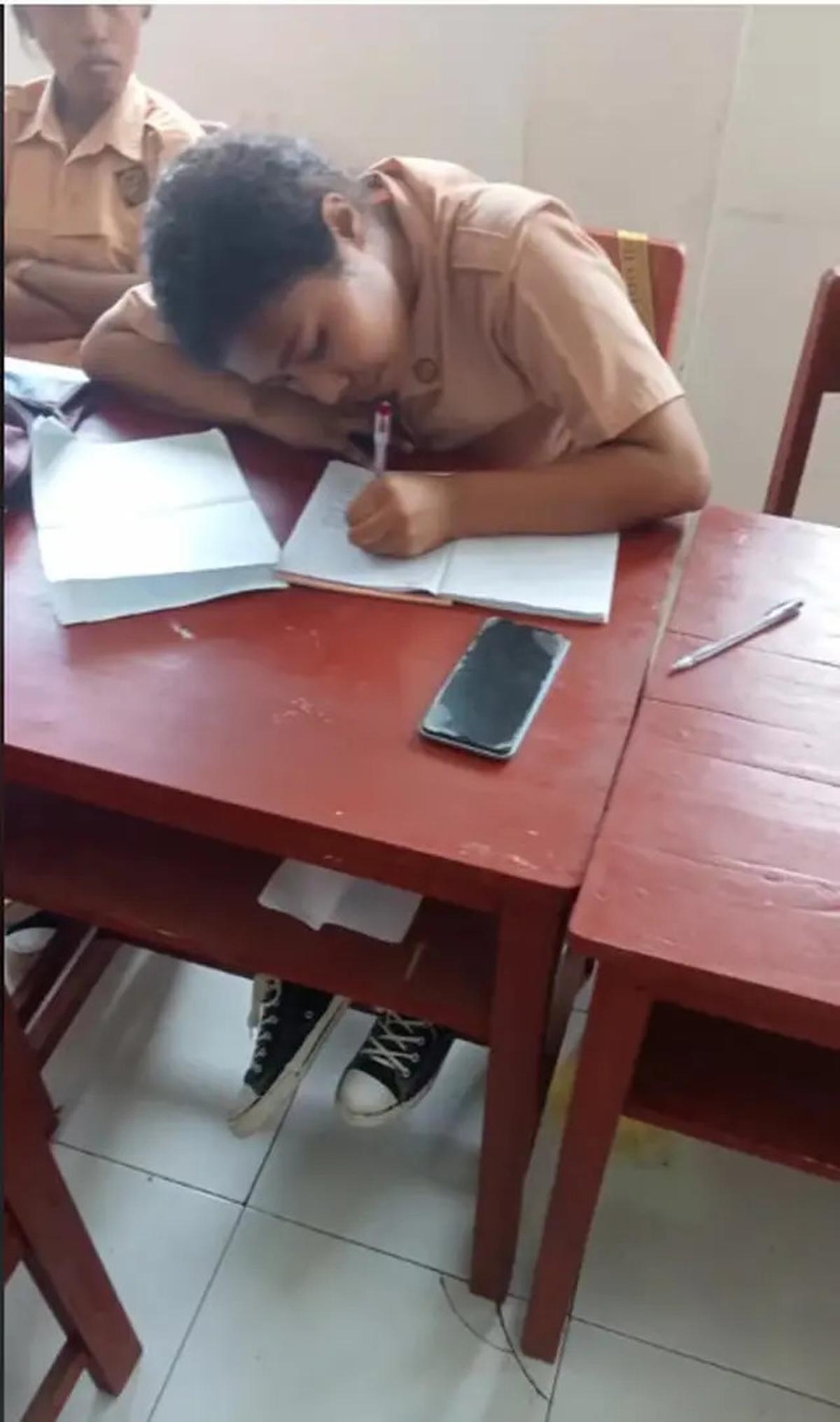 Viral, Anak Ini Punya Kebiasaan Menulis Terbalik dan Rapi Banget