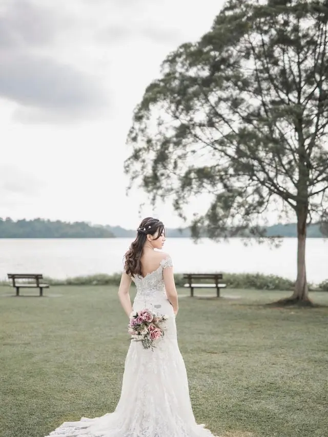 Dita Fakhrana Tampil Cantik Kenakan Dua Gaun Pengantin Berbeda saat Menikah di Singapura