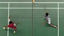 <p>Pebulu tangkis tunggal putra India, Lakshya Sen (kanan) membalas pukulan tunggal putra Indonesia Anthony Sinisuka Ginting pada final putra turnamen bulu tangkis Piala Thomas 2022 di Impact Arena, Bangkok, Thailand, Minggu (15/5/2022). Ginting kalah rubber game melawan tunggal pertama India Lakshya Sen 21-8, 17-21, 16-21. (AP Photo/Sakchai Lalit)</p>