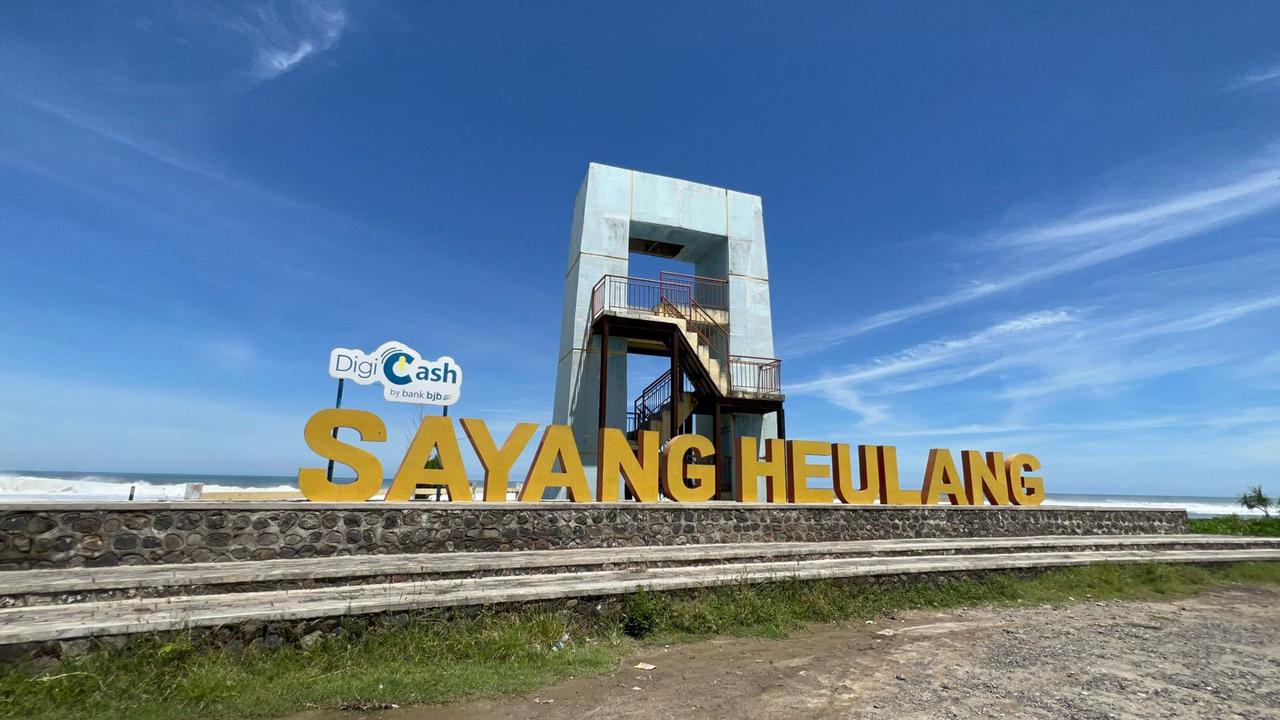 Pemerintah Daerah (Pemda) Garut, Jawa Barat, mengakampanyekan sekaligu mengajak pemudik lebaran 2023 mencoba jalur selatan via Pantai Selatan Garut, Jawa Barat yang terkenal indah. (Liputan6.com/Jayadi Supriadin)