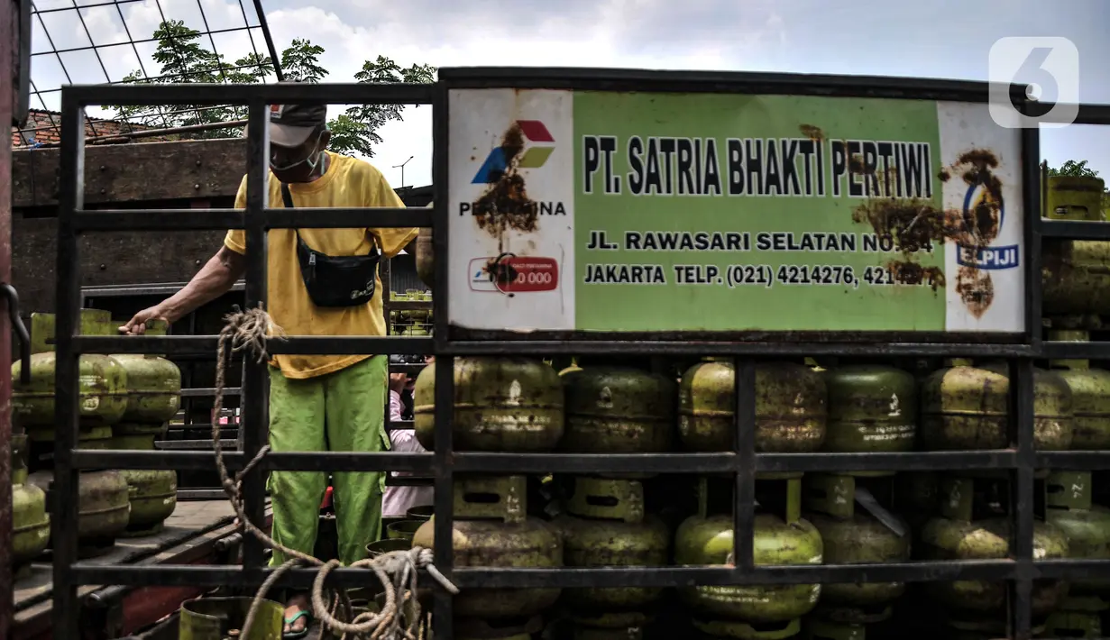 Pekerja melakukan bongkar muat tabung elpiji atau LPG 3 kilogram di agen gas kawasan Rawasari, Jakarta, Senin (19/9/2022). Menteri ESDM juga menyebut pemerintah akan mengurangi peredaran LPG 3 kilogram yang selama ini masuk dalam barang subsidi. (merdeka.com/Iqbal S. Nugroho)