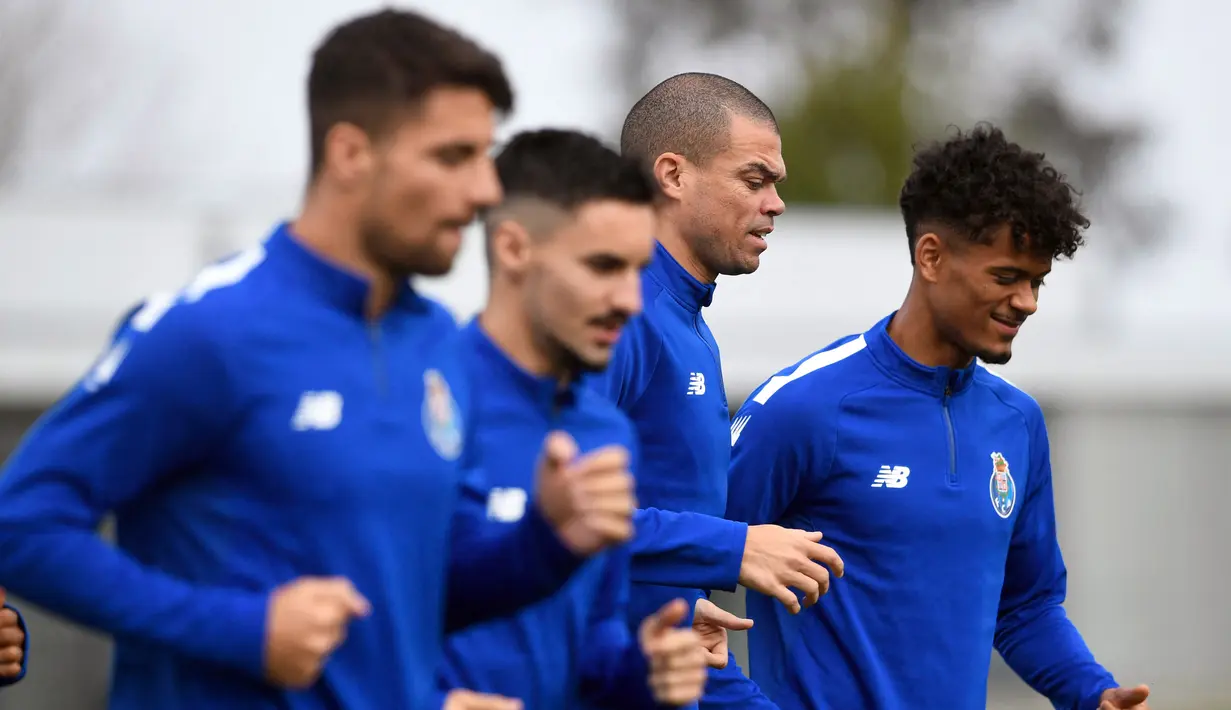 Pemain FC Porto Pepe (kedua kanan) dan rekan satu timnya menjalani sesi latihan di tempat latihan Olival, Vila Nova de Gaia, dekat Porto, Portugal, 13 Maret 2023. FC Porto akan menghadapi Inter Milan pada pertandingan sepak bola leg kedua babak 16 besar Liga Champions. (MIGUEL RIOPA/AFP)