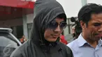 Pria berinisial AW yang mengaku korban pelecehan seksual yang dilakukan Saipul Jamil, berjalan keluar RS Polri, Kramat Jati, Jakarta Timur, Senin (29/2). AW baru saja selesai menjalani serangkaian proses visum. (Liputan6.com/Faisal R Syam)