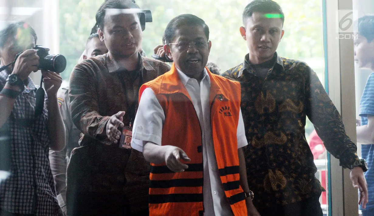 Mantan Menteri Sosial, Idrus Marham tiba untuk menjalani pemeriksaan di Gedung KPK, Jakarta, Jumat (16/11). Idrus Marham diperiksa sebagai tersangka dalam kasus suap kesepakatan kontrak kerja sama pembangunan PLTU Riau-1. (Merdeka.com/Dwi Narwoko)