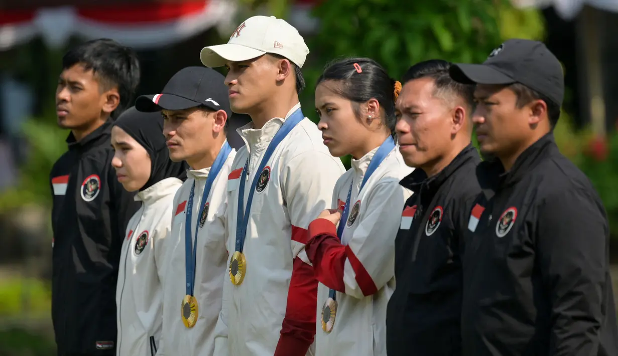 Presiden Joko Widodo secara simbolis juga menyerahkan bonus kepada atlet peraih medali beserta tim pelatihnya. (BAY ISMOYO/AFP)