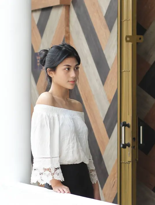 Masih bergaya simple namun cukup memikat para lelaki yang melihatnya. Kali ini Delia memakai atasan  offshoulder berwarna putih. Rambut panjangannya dibuat bun hair, sehingga memerlihatkan bagian pundaknya yang tampak tegas. (Instagram/deliahusein)