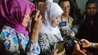 Menteri Sosial Khofifah Indar Parawansa di rumah duka Bocah F, Kalideres, Jakbar, Rabu (7/10/2015) malam. (Liputan6.com/Putu Merta Surya Putra)