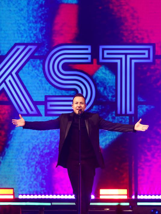 Howie Dorough dari Backstreet Boys tampil di atas panggung selama Jingle Ball 2022 iHeartRadio KISS108 di TD Garden di Boston, Massachusetts (11/12/2022). Backstreet Boys menyanyikan lagu-lagu hits mereka. (Adam Glanzman/ Getty Images untuk iHeartRadio/AFP)