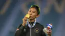 Medali emas ini memiliki makna khusus bagi Emilia Nova yang berhasil melewati masa panjang pemulihan akibat cedera dan operasi yang memaksanya absen dari performa terbaik. Tampak dalam foto, atlet atletik Indonesia, Emilia Nova, usai memenangi lomba dan meraih emas nomor heptathlon (tujuh lomba) SEA Games 2025 di Stadion Supachalasai Bangkok, Thailand Selasa (16/12/2025) malam. (Bola.com/Bagaskara Lazuardi)