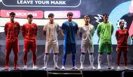 Sejumlah pemain Timnas sepak bola dan Timnas futsal Indonesia berpose dengan mengenakan jersey terbaru pabrikan aparel Kelme dalam acara Leave Your Mark Fest 2026 di Plaza Utara Stadion Utama Gelora Bung Karno, SUGBK, Senayan, Jakarta, Kamis (12/03/2026) malam WIB. (Bola.com/Bagaskara Lazuardi)
