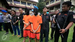 Sejumlah tersangka dikawal polisi bersenjata saat dihadirkan pada pemusnahan barang bukti 49 kg ganja kering di Mapolda DI Yogyakarta, Selasa (8/3). Barang bukti tersebut merupakan hasil operasi Narkoba Progo sepanjang Februari 2016. (Foto : Boy Harjanto)