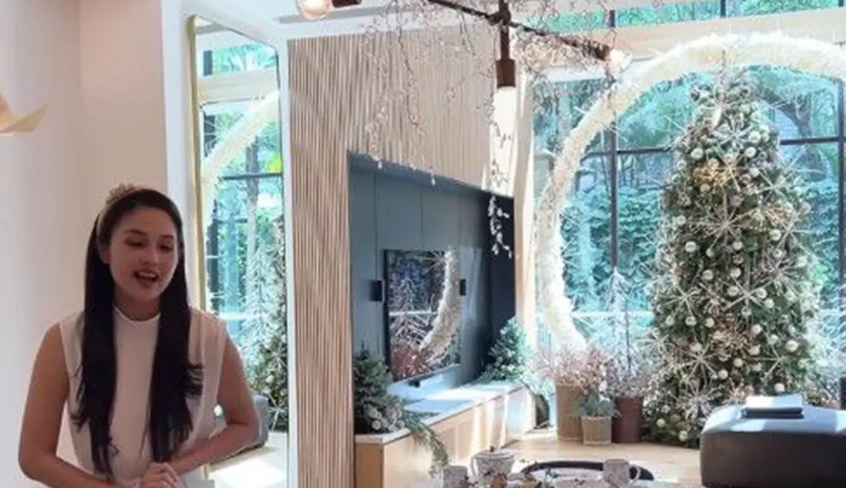 <p>Kali ini, aktris berusia 40 tahun itu mengambil tema 'Grow Up christmas'. Terlihat dekorasi sudah ramai menghiasi area rumahnya. Rumahnya juga beraroma wangi karena memakai pohon asli. Selain itu, Sandra Dewi juga menata meja makannya dengan piring-piring cantik dan elegan. (Liputan6.com/IG/@sandradewi88)</p>