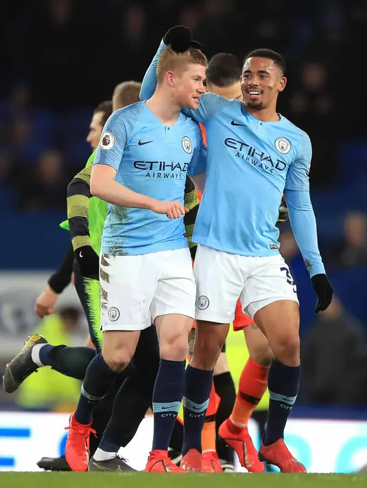 Striker Manchester City, Gabriel Jesus (33) tertawa bersama gelandang Kevin De Bruyne usai pertandingan melawan Everton pada lanjutan Liga Inggris di Goodison Park Stadium (6/2). Jesus mencetak satu gol di pertandingan ini. (Peter Byrne/PA via AP)