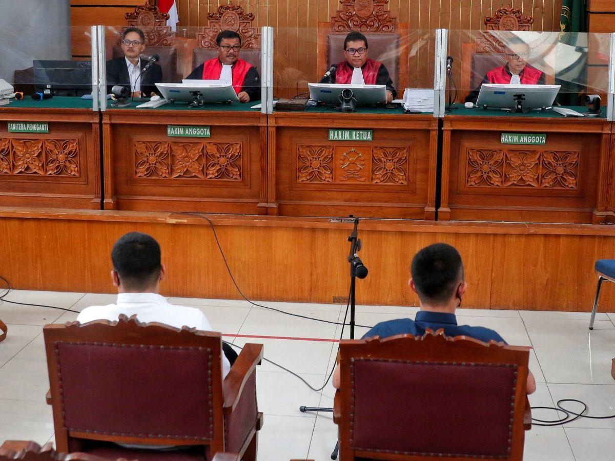 "Apa maksudnya ganti-ganti pelat palsu itu," tanya lagi hakim.
