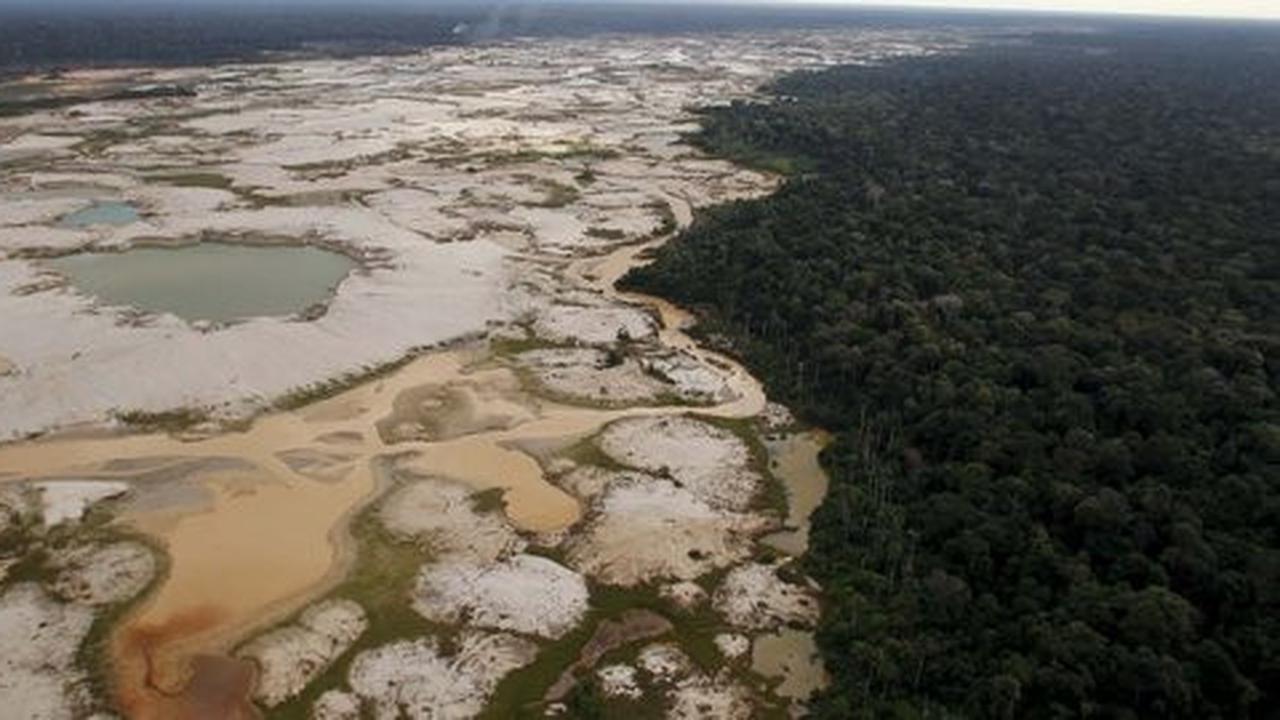 Melawan ditutup, penambang emas ilegal di Buru bikin ribuan kolam