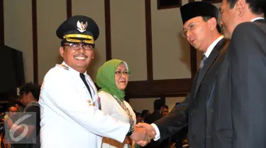 Gubernur DKI Jakarta Basuki T Purnama  memberikan selamat kepada Walikota Jakarta Selatan Tri Kurniadi (kiri) usai pelantikan di balai kota, Jakarta, Kamis (13/8/2015). Tri menggantikan Syamsuddin Noor yang dipecat. (Liputan6.com/Herman Zakharia)