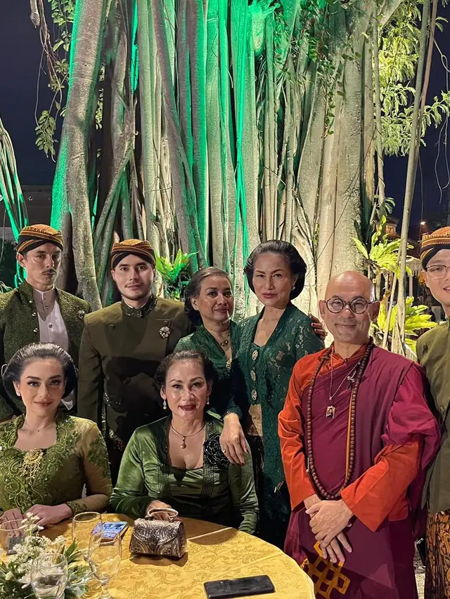 7 Potret Celine Evangelista Pakai Sanggul dan Berkebaya di Ultah Putri Solo