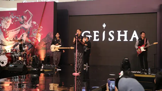 Geisha Tutup Parade Wastra Nusantara 2025 dengan Sentuhan Batik Modern. [Adrian Putra/Fimela]
