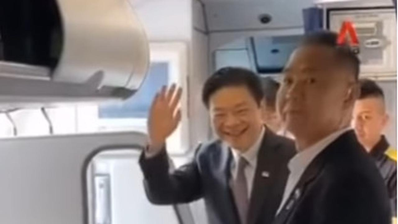 PM Singapura Naik Pesawat Ekonomi