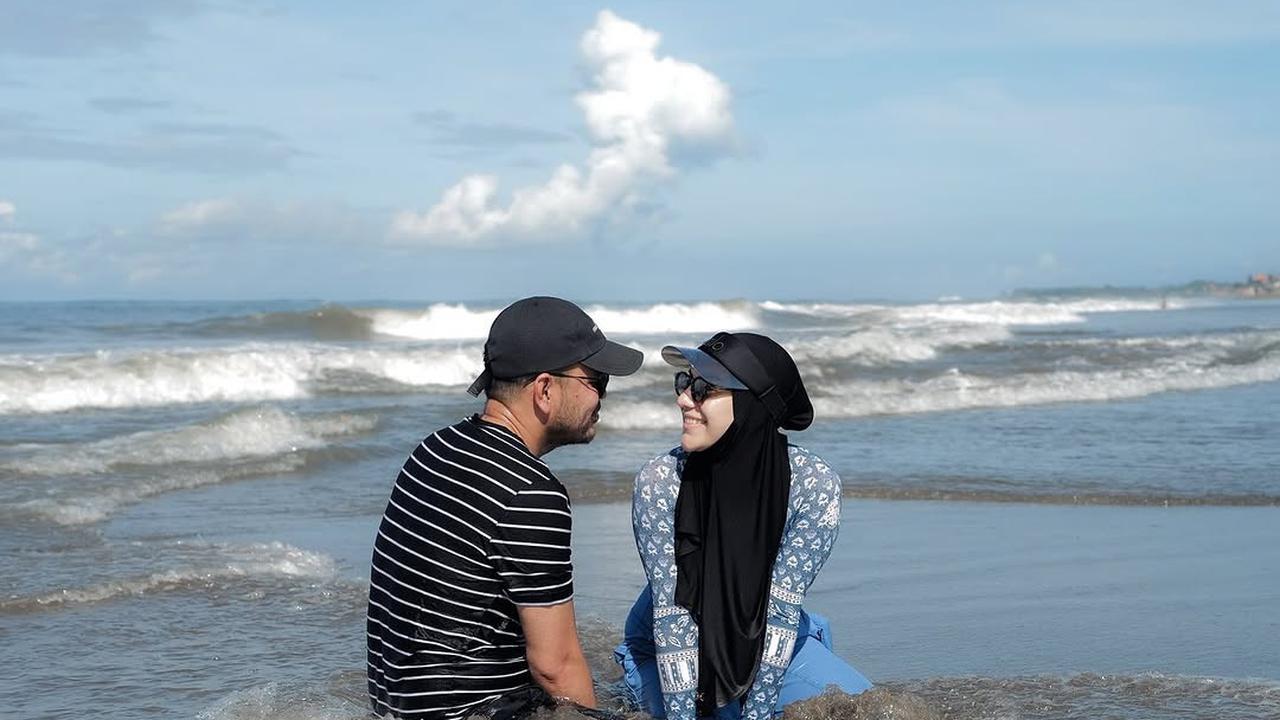 7 Potret Irish Bella Ajak Main Anak di Pantai, Tak Lupa Foto Bareng Suami Tercinta