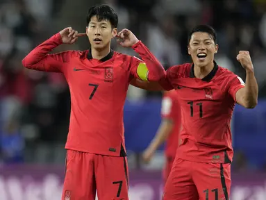 Timnas Korea Selatan sukses melangkah ke semifinal Piala Asia 2023 setelah lagi-lagi melakukan comeback dramatis seperti yang dilakukan di babak 16 besar. Kali ini di babak perempatfinal yang digelar di Al Janoub Stadium, Al Wakrah, Qatar, Jumat (2/2/2024) Australia yang menjadi korban semangat pantang menyerah tim Taeguk Warriors. Tertinggal 0-1 sejak menit ke-42 lewat gol Craig Goodwin, Korea Selatan baru mampu menyamakan skor 1-1 pada masa injury time babak kedua lewat eksekusi penalti bintang Wolverhampton di Premier League, Hwang Hee-chan. Laga pun berlanjut dengan perpanjangan waktu dan Son Heung-min kembali membuktikan kapasitas kebintangannya di Premier League dengan mencetak gol kemenangan pada menit ke-104 dan membawa timnya lolos ke semifinal berkat kemenangan 2-1. (AP Photo/Aijaz Rahi)