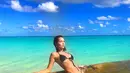 Pamer punggung, Bella Hadid cantik banget di bawah langit biru. (instagram/bellahadid)