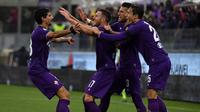 Para pemain Fiorentina merayakan gol Jordan Veretout (tengah) saat melawan AS Roma pada laga Serie A di Artemio Franchi stadium, Florence, (5/11/2017). AS Roma menang 4-2. (AFP/Tiziana Fabi)