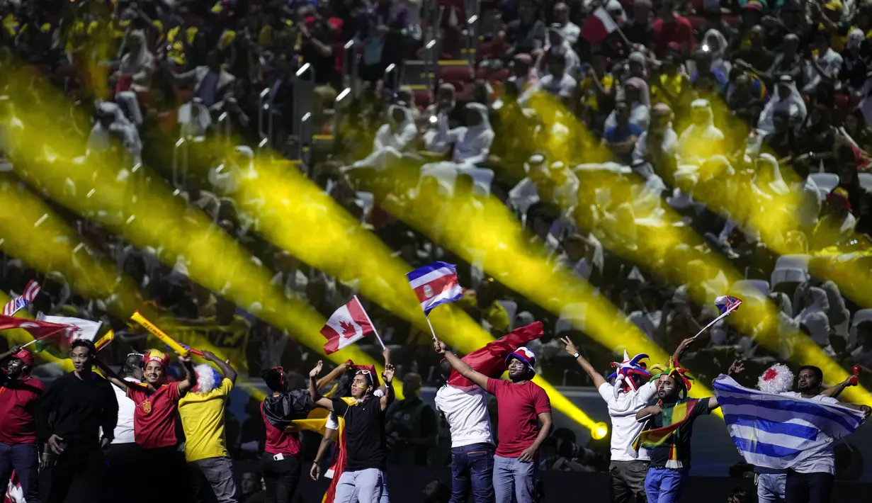 Para penari tampil dalam upacara pembukaan menjelang pertandingan sepak bola Grup A Piala Dunia Qatar 2022 antara Qatar dan Ekuador di Stadion Al-Bayt di Al Khor, utara Doha (20/11/2022). Acara dimulai pada pukul 21.40 WIB dengan berlangsung megah dan meriah.(AP Photo/Natacha Pisarenko)
