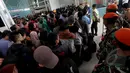 Ratusan penumpang Lion Air mengantri untuk mendapatkan pengembalian uang (refund), Jakarta, Jumat (20/2/2015). Adanya refund akibat penundaan keberangkatan sejumlah rute penerbangan Lion Air sejak Rabu (18/2/2015). (Liputan6.com/Faisal R Syam)