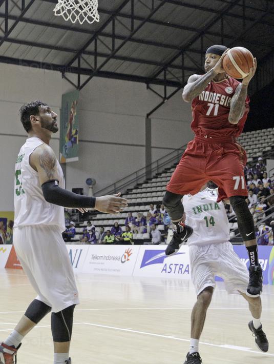Jamarr Johnson (kanan) memenangakan duel saat melawan India di penyisihan grup A cabang basket pada turnamen invitasi sebagai ajang test event Asian Games 2018 di Hall Basket Senayan Jumat (9/2/2018) (Bola.com/Peksi Cahyo)