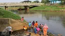 Sejumlah ibu bersama anaknya mencari ikan dan udang di bantaran Kanal Banjir Timur, Cipinang Muara, Jakarta, Selasa (16/5). Kegiatan itu dilakukan para ibu dan anak-anaknya untuk mengisi masa libur sekolah. (Liputan6.com/Immanuel Antonius)