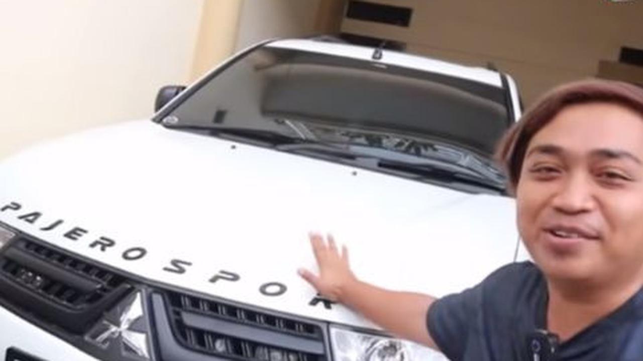 "Dan mobilnya nih sudah ganti nih sekarang, Pajero. Gileee, mobil yang lamanya masih ini. Yoi!," lanjut Galuh saat mereview bagian halaman rumah Dede Inoen.