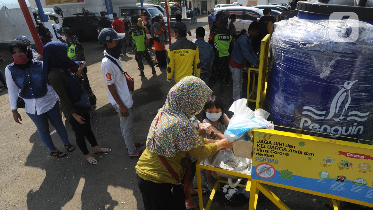 FOTO: Cegah Penyebaran COVID-19, Kendaraan Menuju Sukabumi Disterilisasi