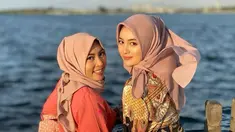 Nabilah Ayu sudah berusia 23 tahun, namun ibundanya masih terlihat seperti gadis. Lewat keterangan unggahannya, eks member JKT48 ini pernah unggah jika sang bunda memang sering dikira teman hingga kakak Nabilah ketika jalan bareng. OOTD-nya selalu stylish, tak heran jika banyak yang menyebut jika Ratna K. Rita adalah kakak Nabilah Ayu. (Liputan6.com/IG/@nblh.ayu)