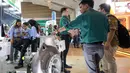 Pengunjung mencari informasi tentang produk pompa air yang ditampilkan dalam pameran Indonesia Energy and Engineering (IEE) Energy Week Series 2024 di JIExpo Kemayoran, Jakarta, Jumat (30/8/2024). (Liputan6.com/Herman Zakharia)