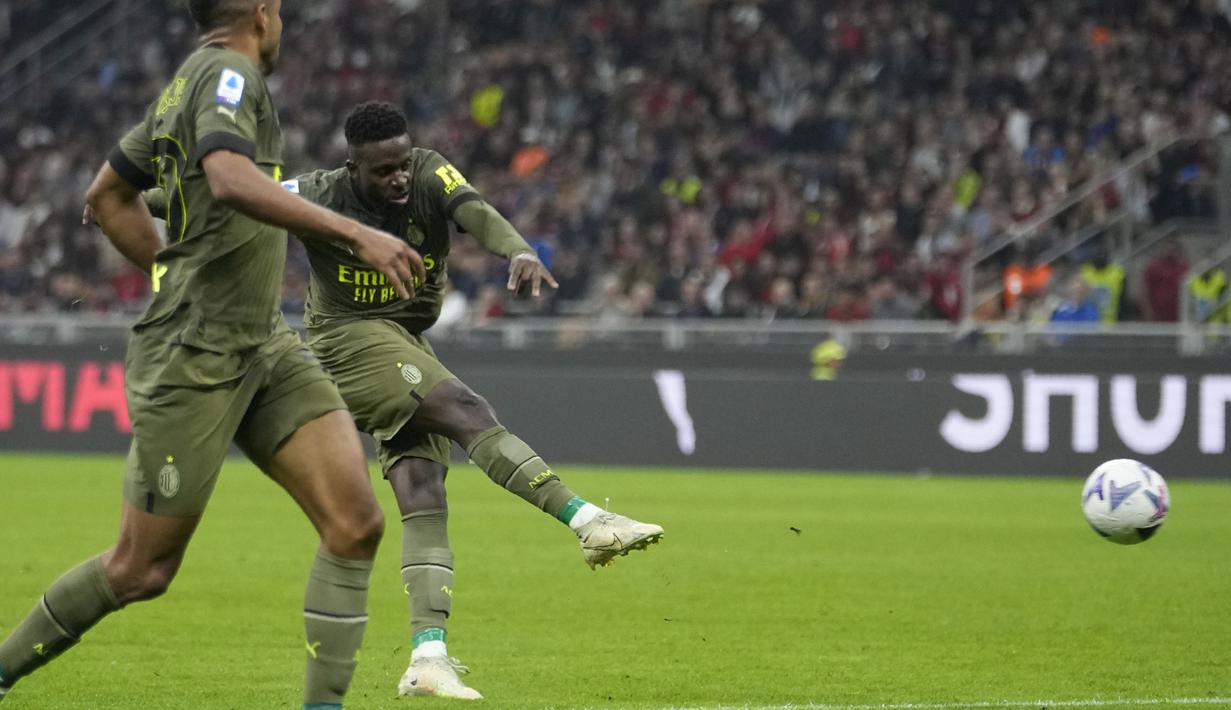 AC Milan unggul 3-0 lewat Divoc Origi pada menit ke-65. Pemain asal Belgia itu berhasil menyarangkan bol ke gawang Monza lewat sepakan jitu dari luar kotak penalti. Gol itu merupakan yang pertama bagi Origi di AC Milan. (AP/Luca Bruno)