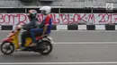 Pengendara motor melintasi jembatan layang Jalan HR Rasuna Said, Jakarta, Selasa (11/7). Dinding pembatas jembatan layang HR Rasuna Said arah kuningan dipenuhi coretan. (Liputan6.com/Helmi Fithriansyah)