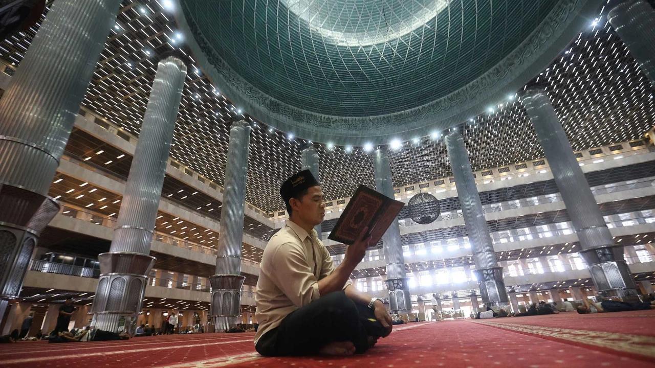FOTO: Warga Manfaatkan Awal Ramadan untuk Beribadah di Masjid Istiqlal