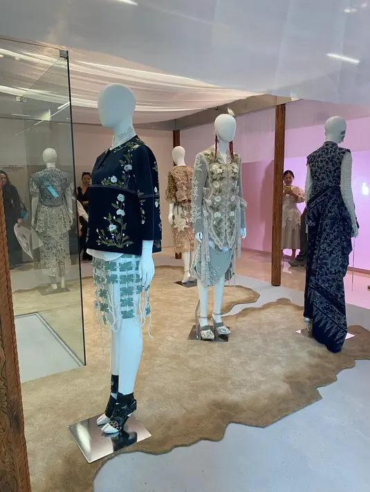 TOTON juga mempresentasikan koleksi kali ini dengan format yang berbeda. Tersaji dalam bentuk presentasi dan exhibition para pengunjung dalam puas melihat, memandang dan mengagumi keseluruhan koleksi. Masih terkemas dalam rangkaian acara Jakarta Fashion Week 2025, koleksi ini membawa sesi baru yang memukau pada hari terakhir ajang pekan mode bergengsi di Indonesia. [ Foto: Fimela.com ]