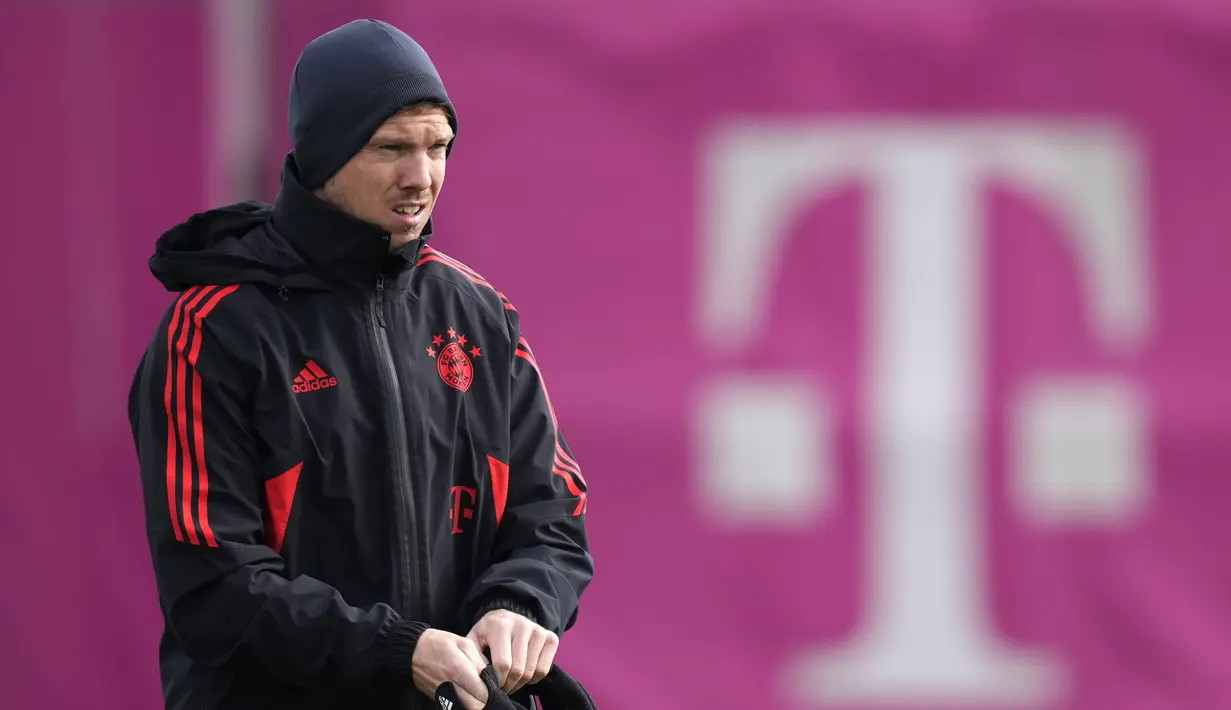 Pelatih Bayern Muenchen, Julian Nagelsmann tiba untuk sesi latihan di Munich, Jerman, Selasa (7/3/2023). Bayern akan bertanding melawan Paris Saint Germain (PSG) pada leg 2 babak 16 besar Liga Champions 2022/2023 di Allianz Arena. (AP Photo/Matthias Schrader)