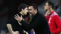 Pelatih Barcelona Xavi Hernandez memberi isyarat selama pertandingan Liga Spanyol melawan Rayo Vallecano di Stadion Camp Nou, Senin (25/4/2022) dini hari WIB. Barcelona kalah 0-1. (AP Photo/Joan Monfort)