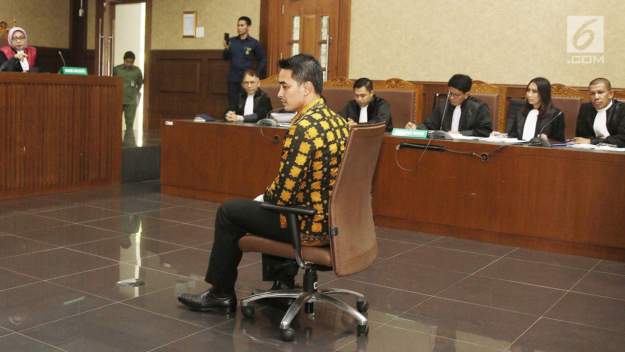 Lempar Senyum, Zomi Zola Jalani Sidang Perdana di Tikor
