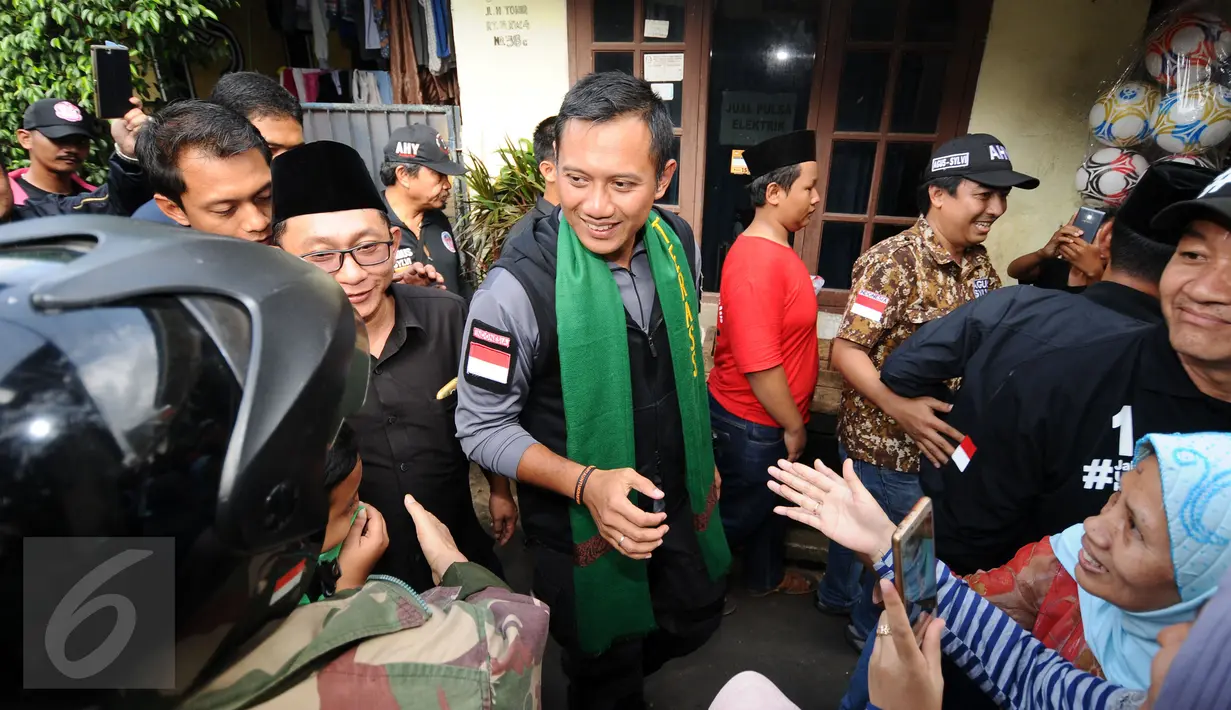 Cagub DKI Jakarta, Agus Harimurti Yudhoyono (tengah) disambut warga saat sosialisasi di Sukabumi Selatan, Jakarta, Kamis (5/1). Agus juga menyapa warga di beberapa Rt dan Rw di Kelurahan Sukabumi Selatan. (Liputan6.com/Helmi Fithriansyah)