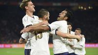 Gol Leonardo Bonucci mengantarkan Italia meraih kemenangan 2-1 atas Belanda dalam laga uji coba (28/3/2017). (AFP/John Thys)