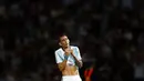 Ekspresi Angel Di Maria, setelah tendangannya nyaris gol dan hanya membentur tiang, Cordoba, Argentina (11/10). Tim Tanggo harus kehilangan tiga poin di depan para pendukungnya sendiri pada pertandingan melawan Paraguay. (REUTERS/Marcos Brindicci)