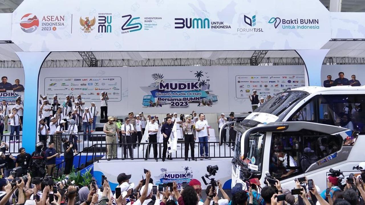 Menteri BUMN Erick Thohir melepas program mudik gratis bersama BUMN 2023 di area Plaza Barat Gelora Bung Karno (GBK), Jakarta, Selasa (18/4/2023). (Dok KBUMN)
