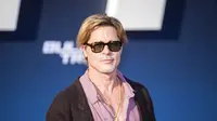 Brad Pitt dalam premier Bullet Train di Berlin, 19 Juli 2022. (Christoph Soeder/dpa via AP)